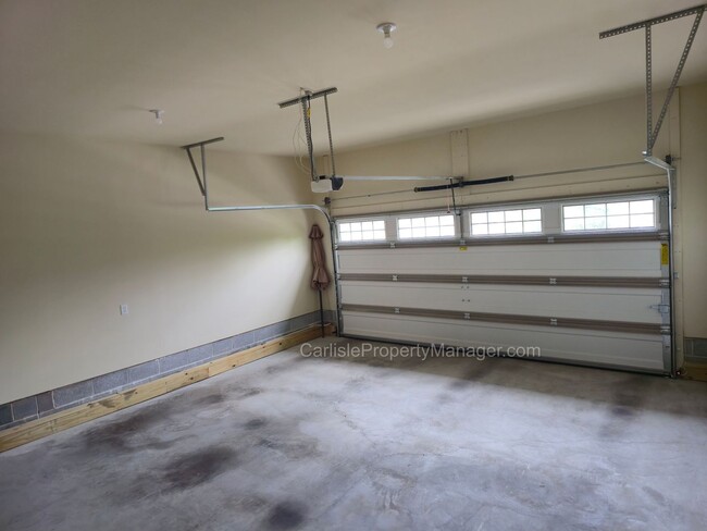 Building Photo - Duplex includes 2 car garage, laundry, pat...