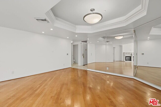 Building Photo - 430 N Oakhurst Dr