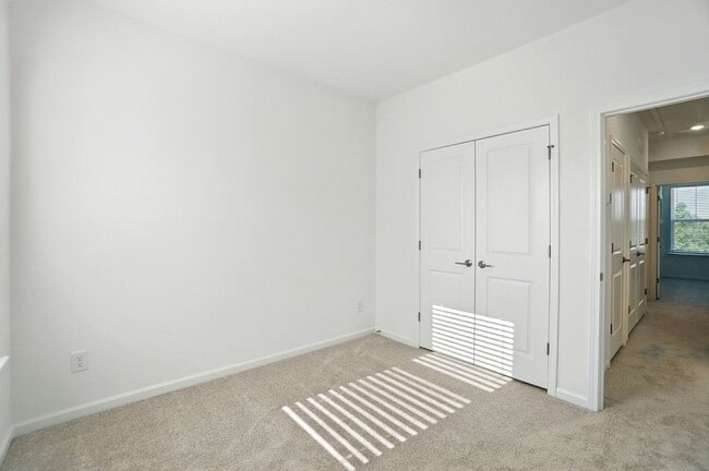 Building Photo - Brand-new three-story townhome in the Univ...