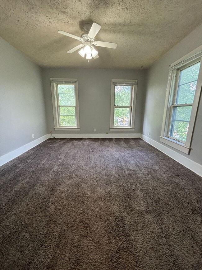 Building Photo - 3 bedroom, 1 bath apartment in Cedar Falls