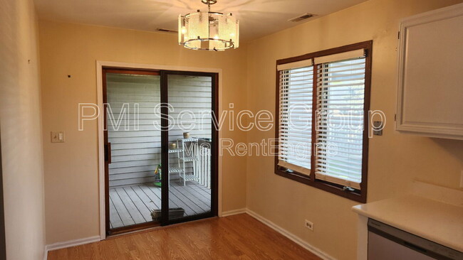 Building Photo - 985 West Ct