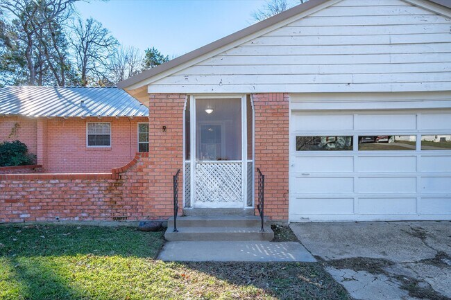 Building Photo - 175 E Elm St