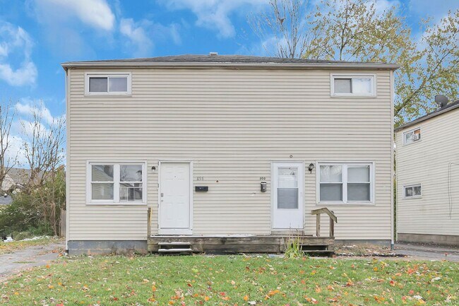 Primary Photo - 898-900 Racine Ave