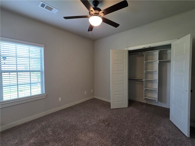 Building Photo - 2905 SW Satinwood Cove