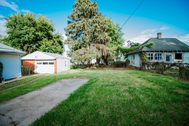 Building Photo - 3518 Almeda Dr
