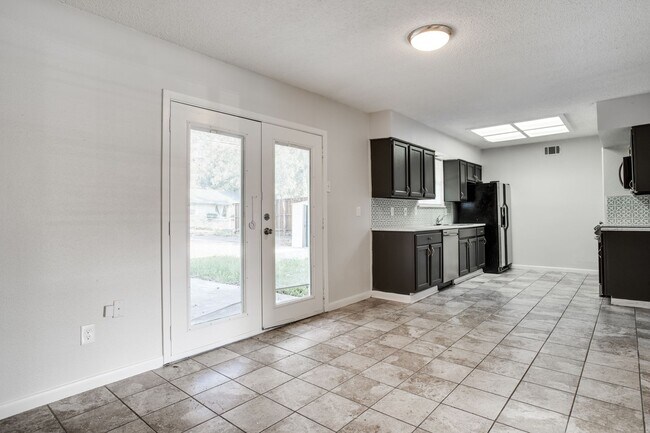 Building Photo - Cozy 3BD Home with Functional Features and...