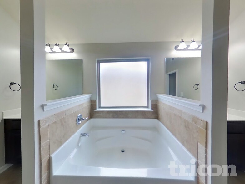 Building Photo - 744 Effendi Pl