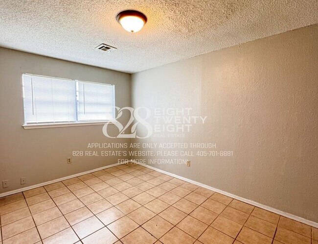 Building Photo - 1/2 OFF 1ST MONTH'S RENT! 2 Bed/1 Bath Tri-plex Home in Noble