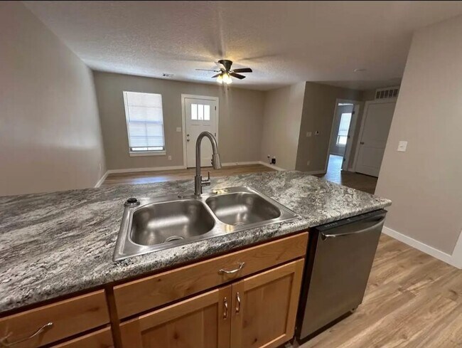 Building Photo - 2 Bedroom at Limestone Estates