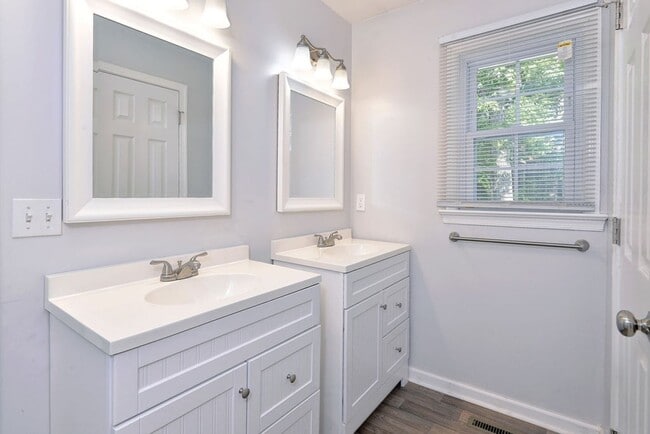 Building Photo - Cute Two Story With Nice Upgrades