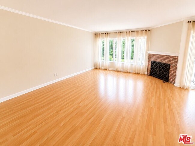 Building Photo - 5870 Green Valley Cir
