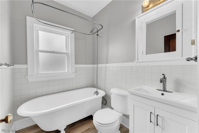 Building Photo - 9002 Rosewood Ave