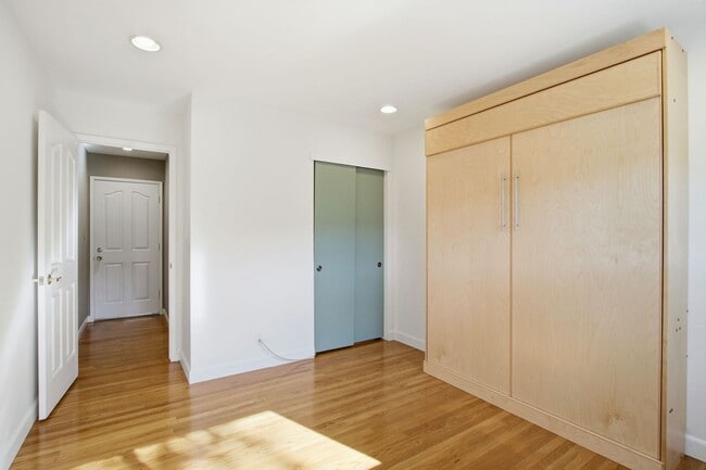 Building Photo - 6137 Banner Dr