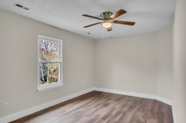 Building Photo - 213 Rebecca Pines Dr