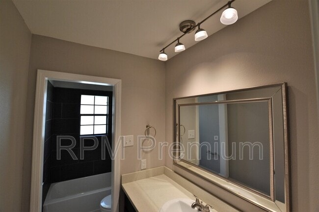 Building Photo - 2530 Chantulane Ave