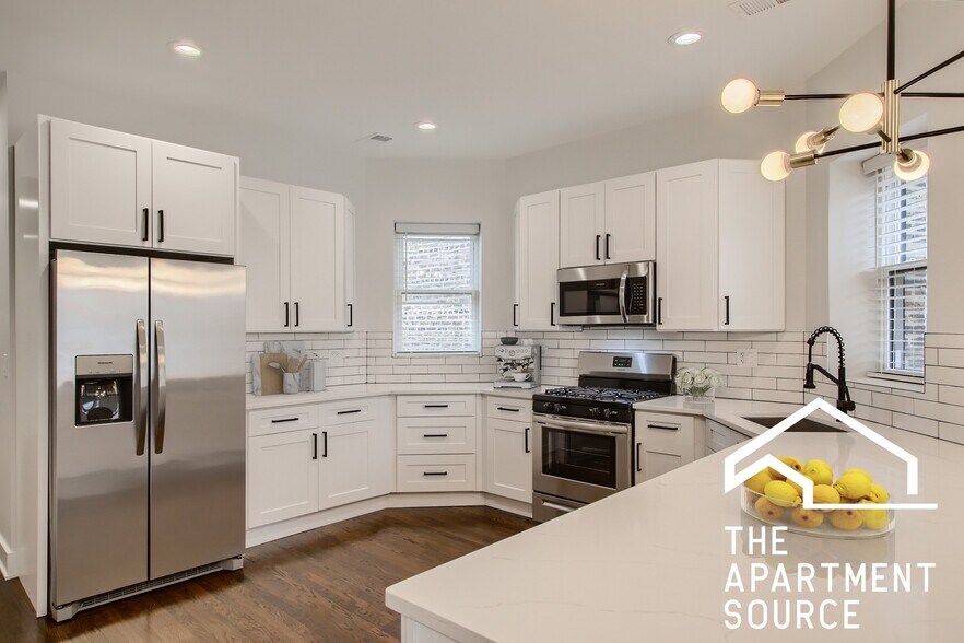 Building Photo - 1452 W Irving Park Rd