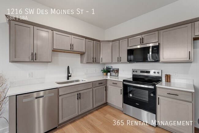 Building Photo - 1216 SW Des Moines St