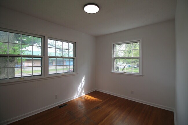 Building Photo - 2015 Garden Springs Dr