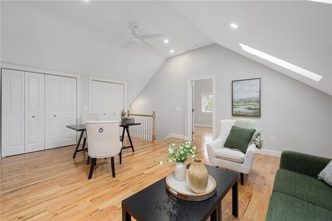 Building Photo - 148 Evergreen St