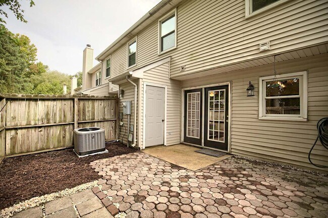 Building Photo - 105 Choisy Crescent