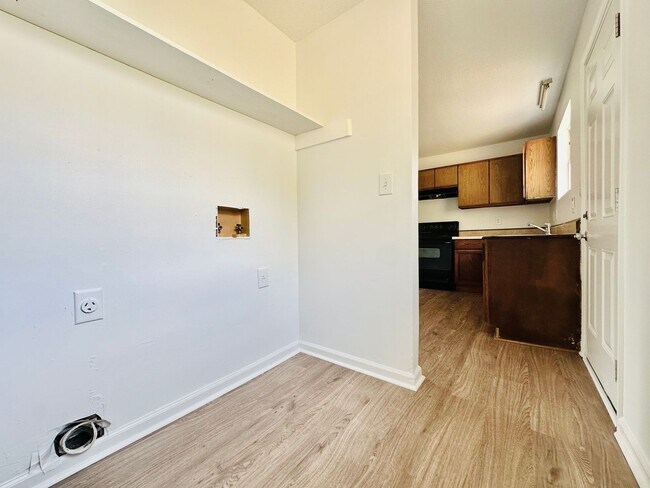 Building Photo - 725 N Privette St