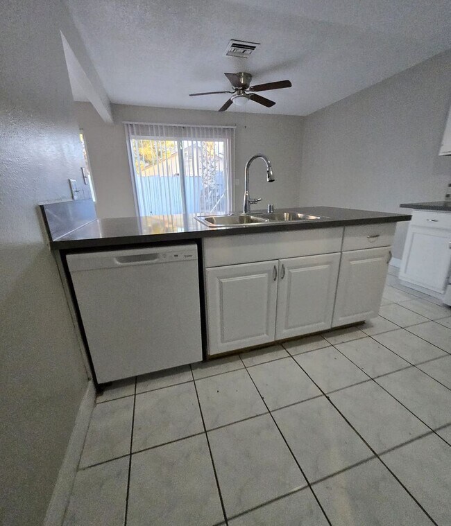 Building Photo - Stunning single story house single family.