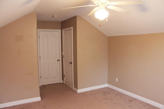 Building Photo - 1304 E Brown School Rd