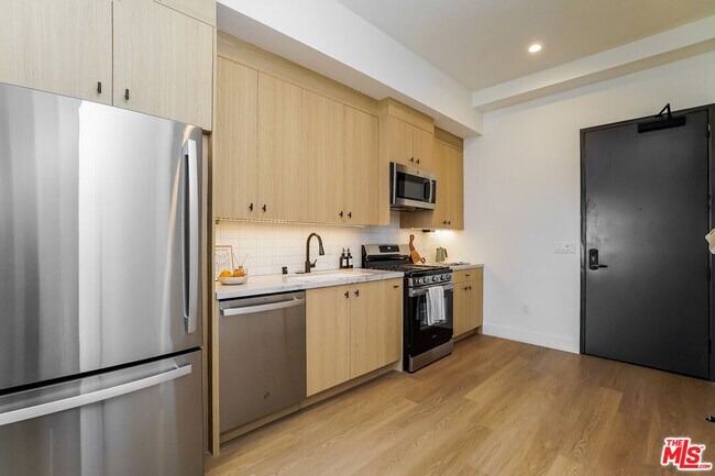 Building Photo - 611 N Virgil Ave