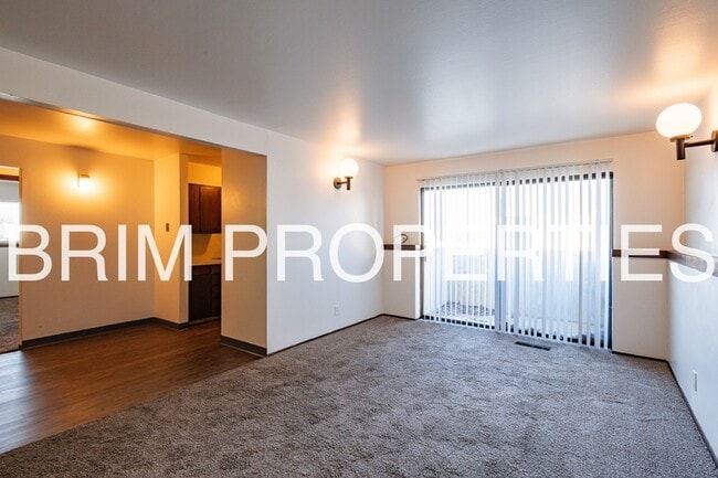 Building Photo - 290 100 E