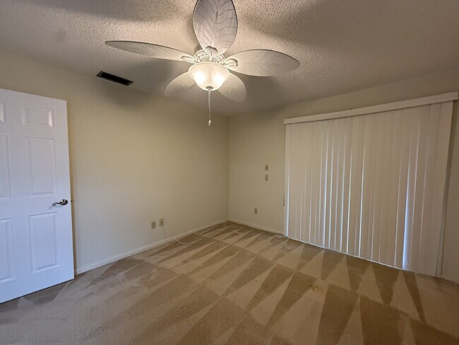 Building Photo - Spacious 2BR/2BA Condo with Vaulted Ceilin...