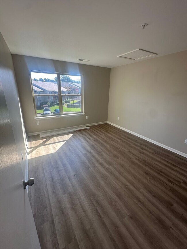 Building Photo - 6696 Whispering Oak Pl