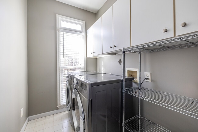 Building Photo - 2454 Vivian Cir