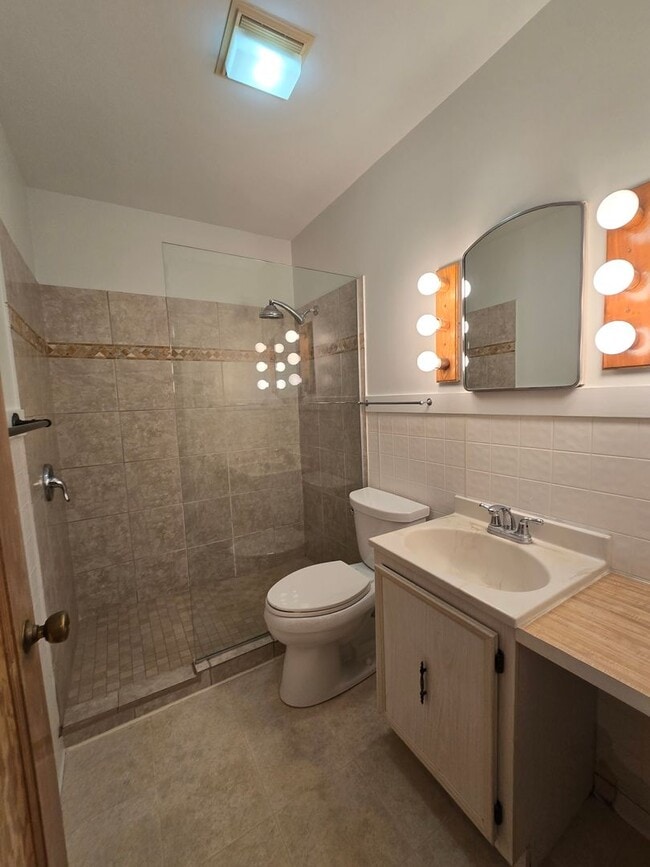 Building Photo - 4 bed, 1 bath House with 1 car garage