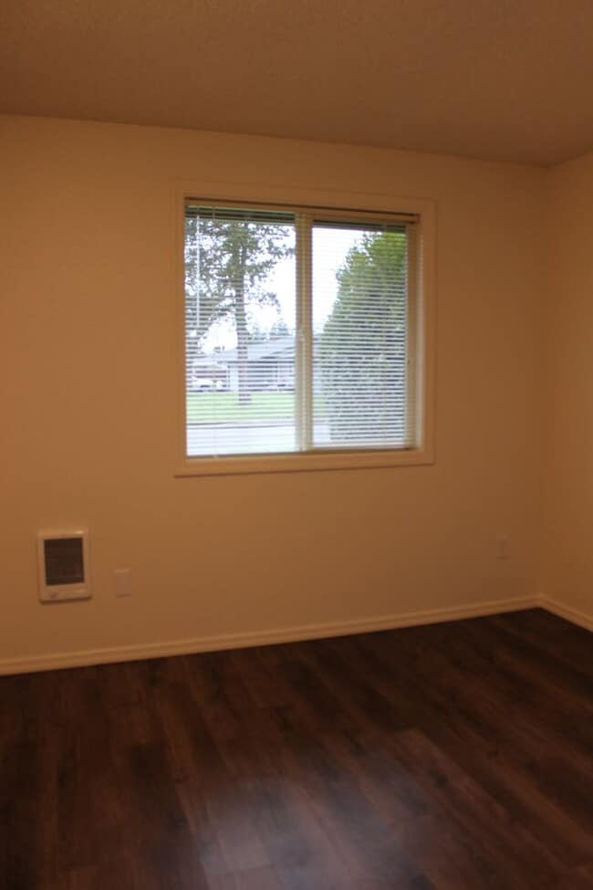 Building Photo - Updated 3 bedroom, 2 bath home on quiet Hillsboro street