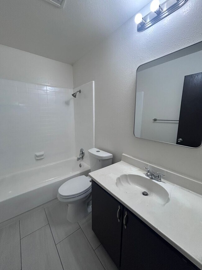 Building Photo - Upstairs Unit!!! Move in Ready!