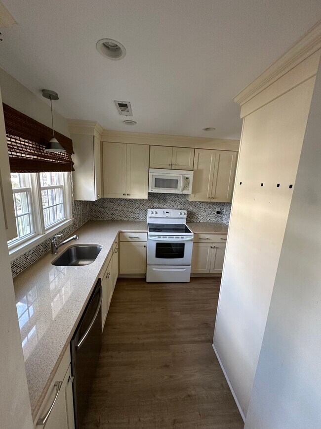 Building Photo - 951 Beresford Ct