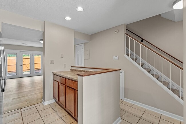 Building Photo - Modern Comfort in the Heart of West Knoxville