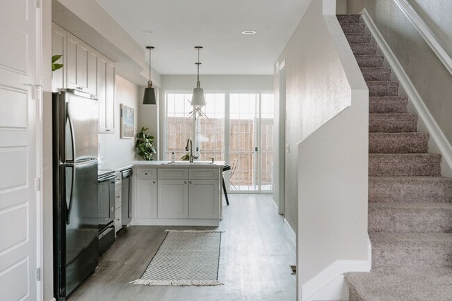 Building Photo - Stunning 2023 - Built Townhome near Edgewater