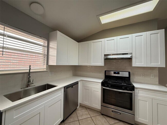 Building Photo - 2512 Claudia Dr