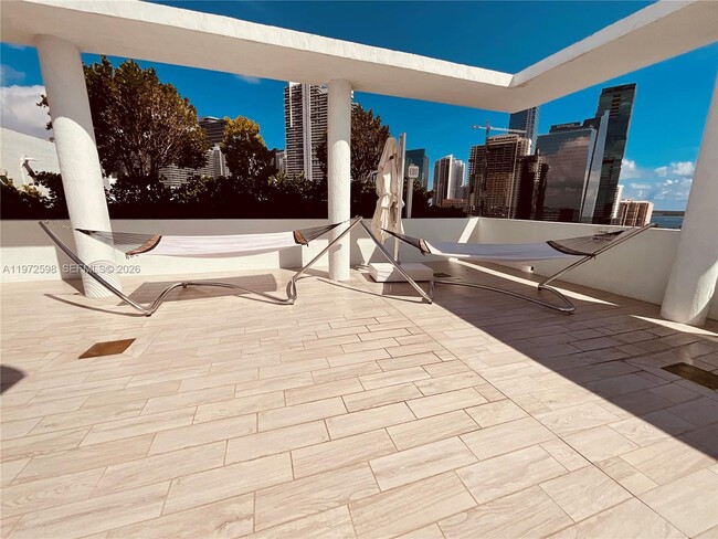 Building Photo - 1600 SW 1st Ave