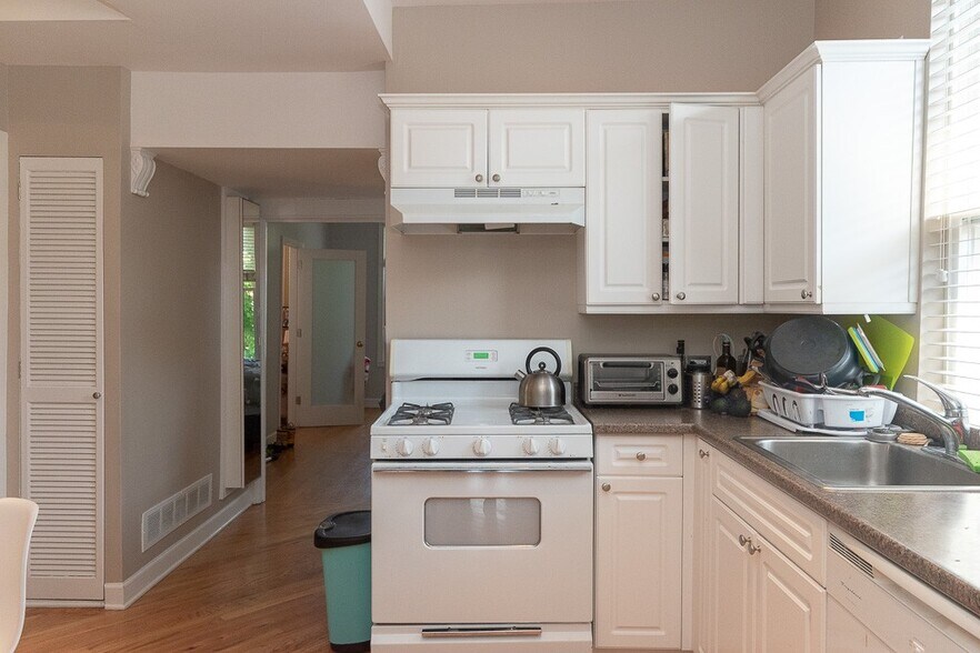 Building Photo - 3144 N Oakley Ave