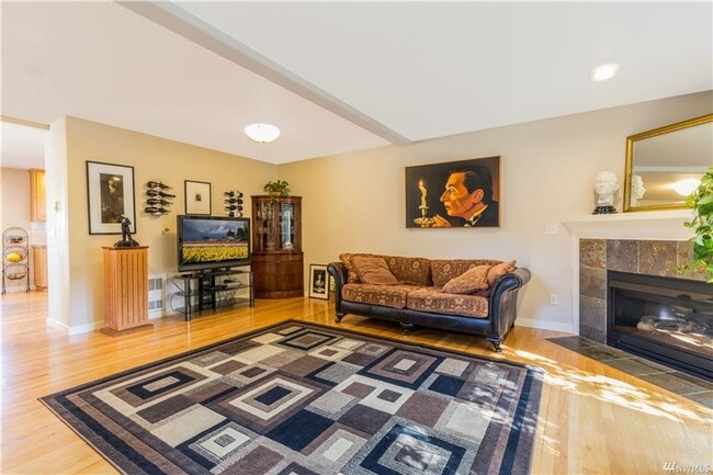 Building Photo - 3 bd 3 bath townhouse close to SPU