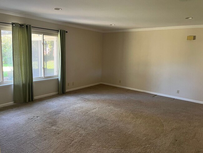 Building Photo - 4 Bedroom Home in Quiet West Davis Cul-de-sac