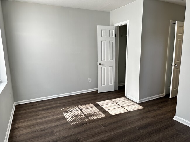 Building Photo - SE Duplex