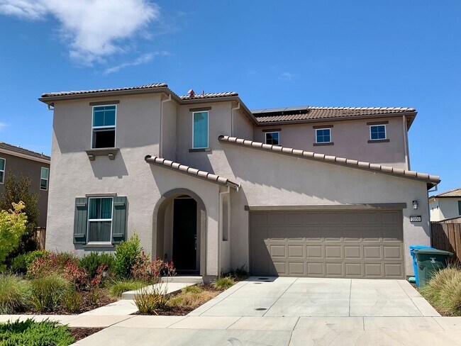 Building Photo - 4 Bedroom Home in Hollister with 3 Full Bathrooms and Central A/C
