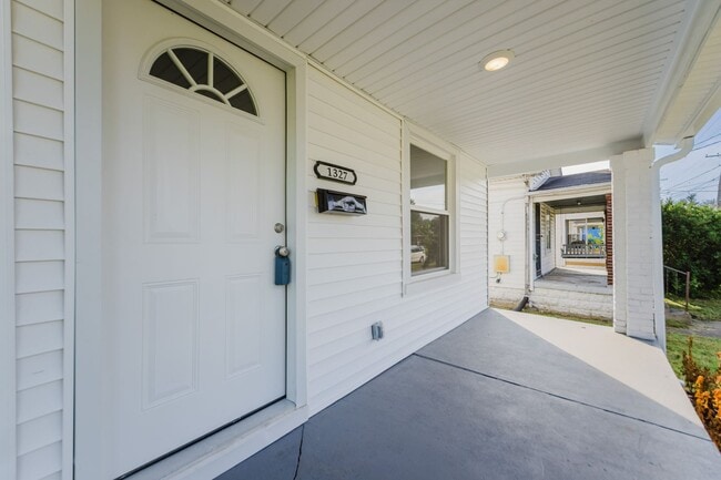 Building Photo - Beautiful Renovated 3 Bedroom and 2 Bathroom Home