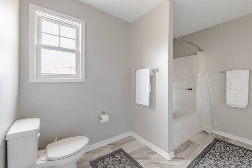 Building Photo - 301 Rollason Dr