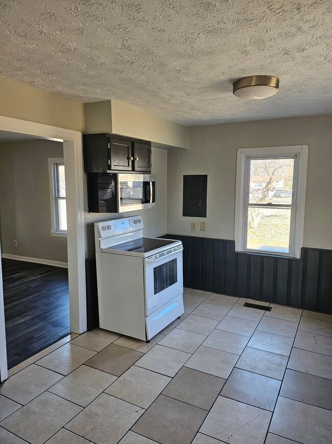 Building Photo - 3 Bed 2-bathroom home