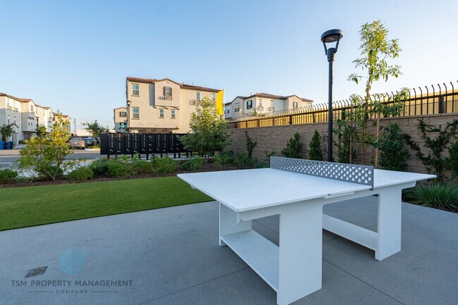 Building Photo - 4 Bed 3.5 Bath Detached House in South El Monte!