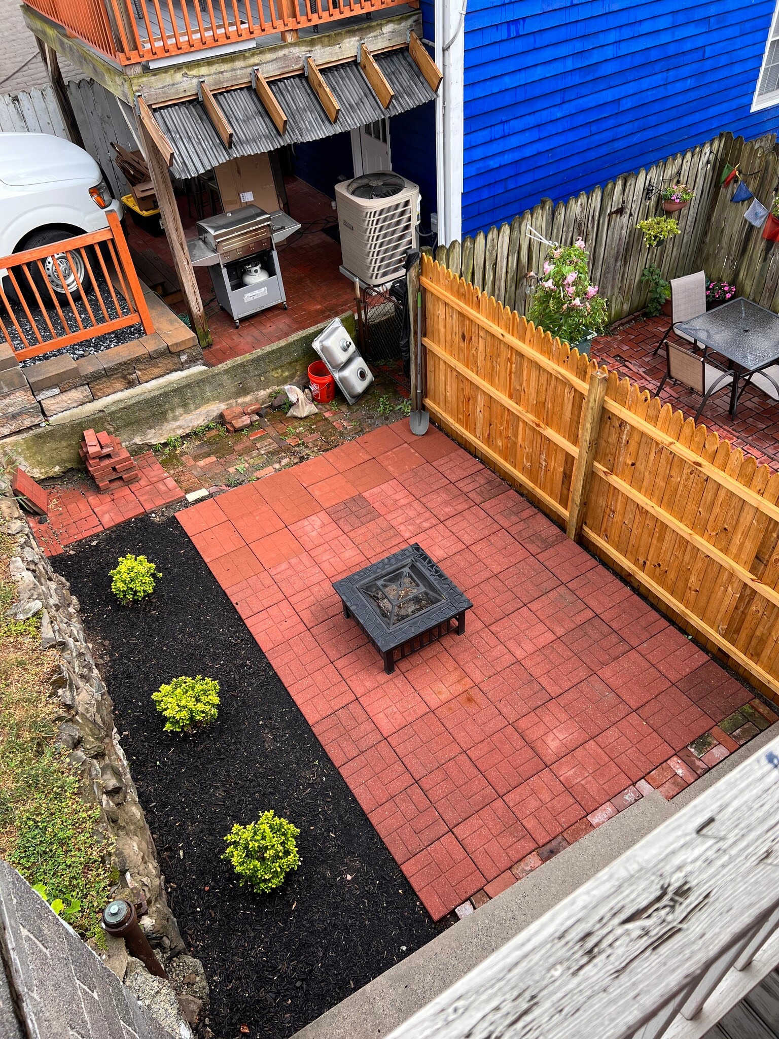 Outside view (rear patio from balcony) - 421 Boas St
